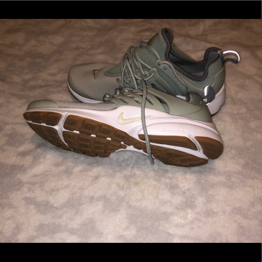 Nike - Picture 2 of 4